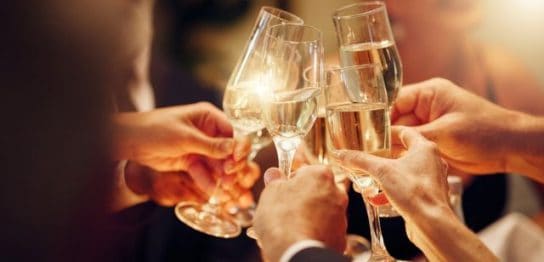 シャンパングラスで乾杯する男女の手